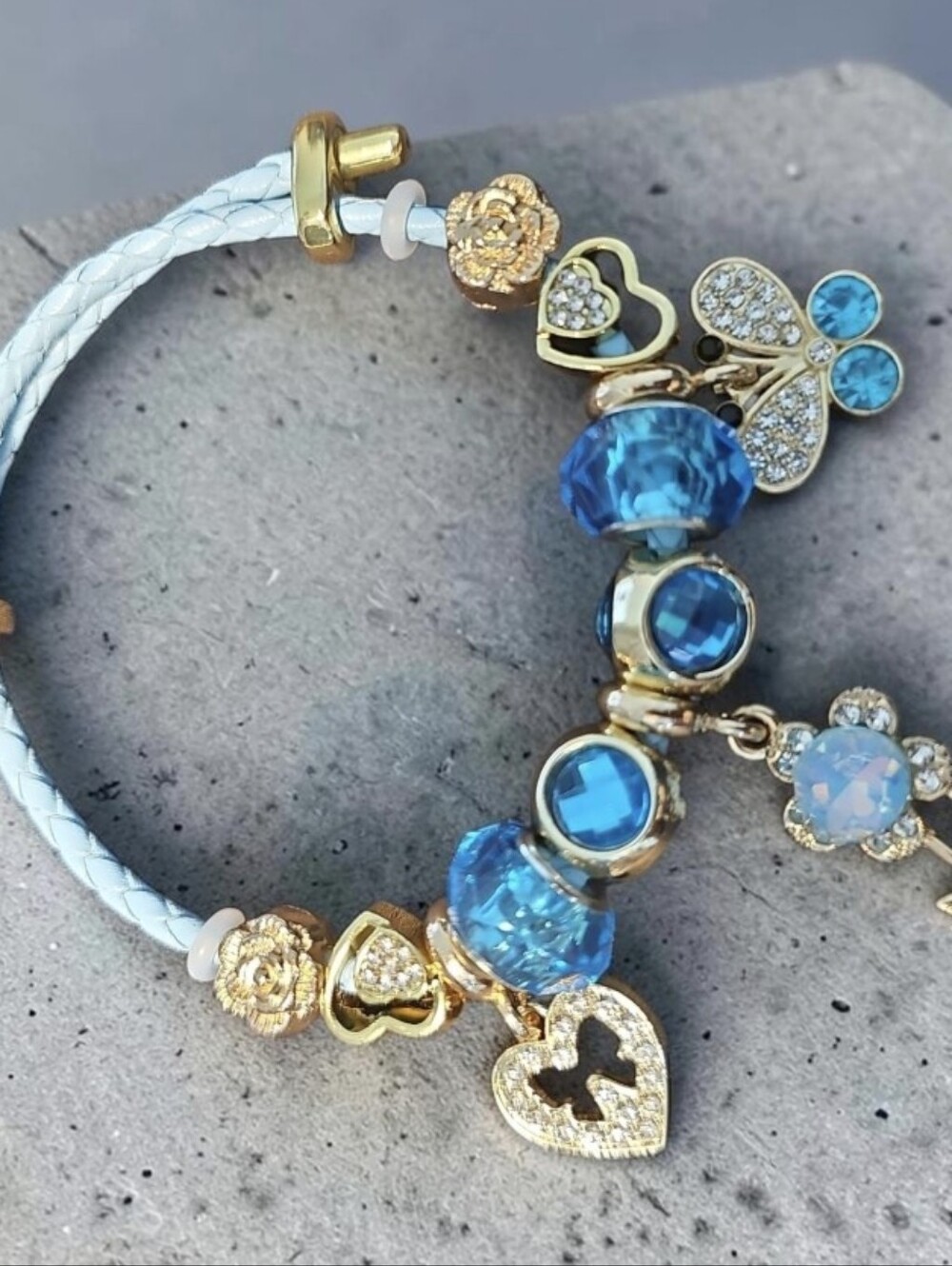 Sassified Boutique NWT Gold-Accent Blue Crystal Charm Bracelet.